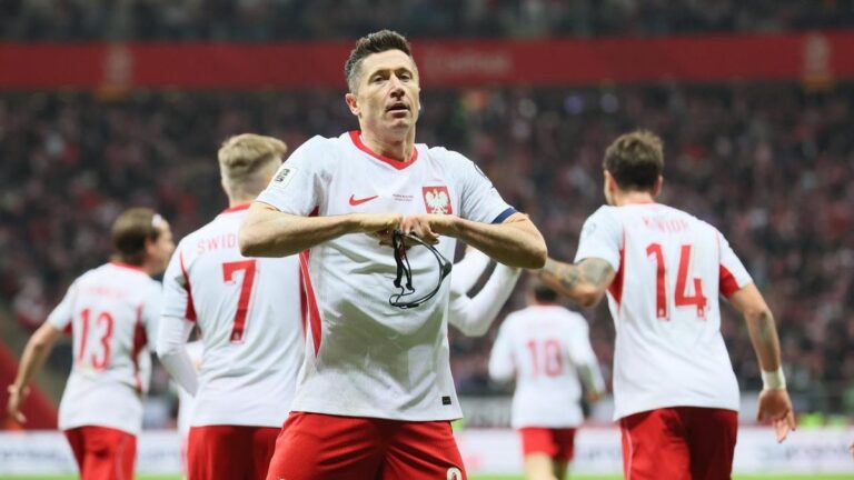 Robert Lewandowski jubelt im Trikot der polnischen Nationalmannschaft über sein Kopfballtor gegen Albanien.
