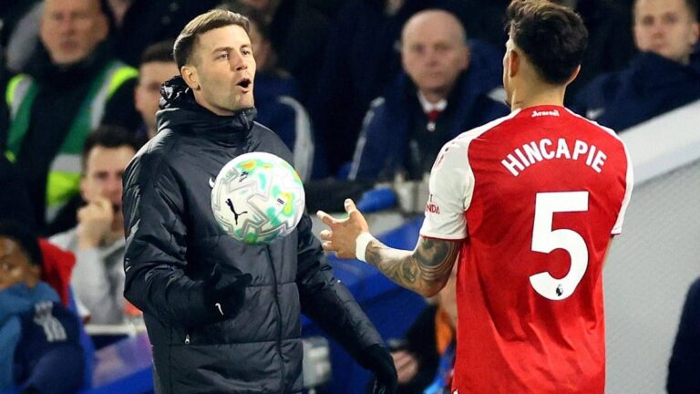 Fabian Hürzeler gestikuliert wütend an der Seitenlinie während des Premier-League-Spiels gegen Arsenal