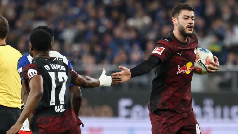 Romulo von RB Leipzig jubelt nach seinem artistischen Hackentor gegen den Hamburger SV