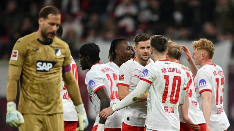 Leipzigs Benjamin Henrichs bejubelt mit seinen Teamkollegen einen Treffer gegen die TSG Hoffenheim