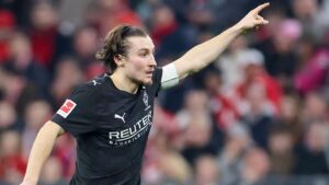 Rocco Reitz von Borussia Mönchengladbach im Trikot auf dem Spielfeld
