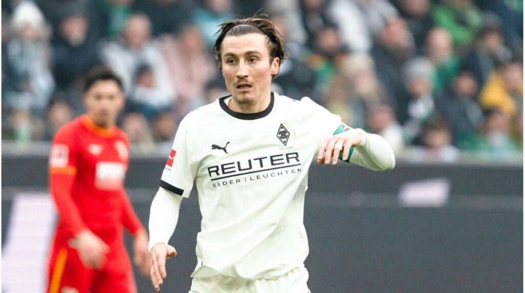 Rocco Reitz im Trikot von Borussia Mönchengladbach blickt fokussiert auf das Spielfeld