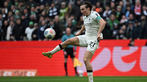 Rocco Reitz von Borussia Mönchengladbach führt den Ball im Mittelfeld