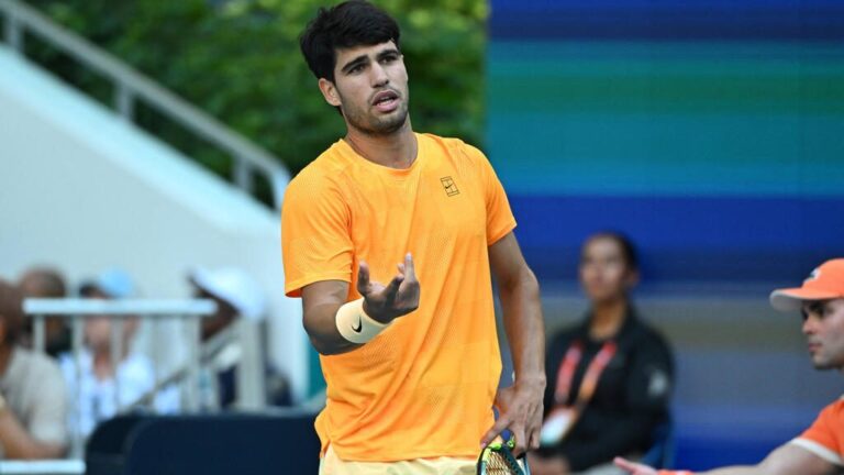 Rafael Nadal und Carlos Alcaraz blicken konzentriert auf dem Tennisplatz