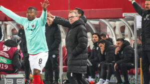 Ralf Rangnick nachdenklich im Anzug am Spielfeldrand als Trainer der österreichischen Nationalmannschaft