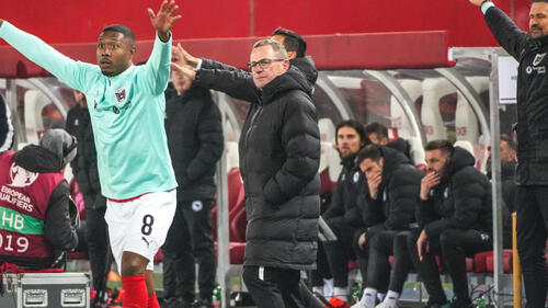 Ralf Rangnick nachdenklich im Anzug am Spielfeldrand als Trainer der österreichischen Nationalmannschaft