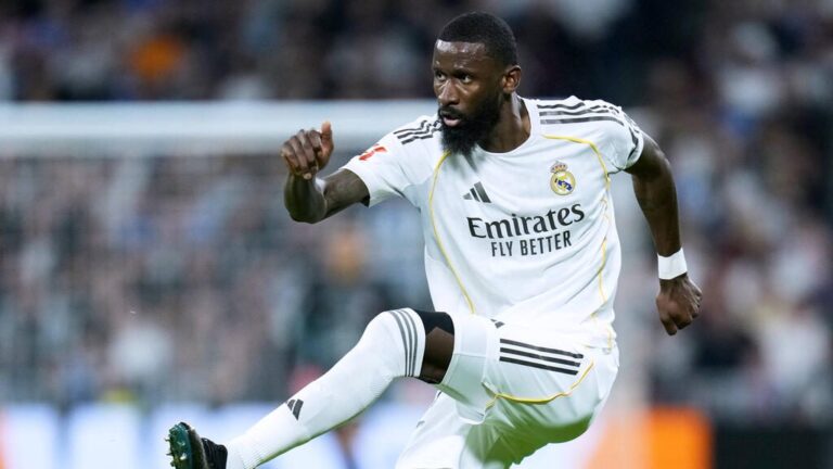 Antonio Rüdiger im Trikot von Real Madrid fokussiert auf dem Spielfeld