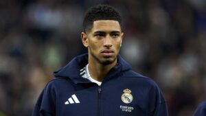 Jude Bellingham läuft im weißen Trikot von Real Madrid über den Platz