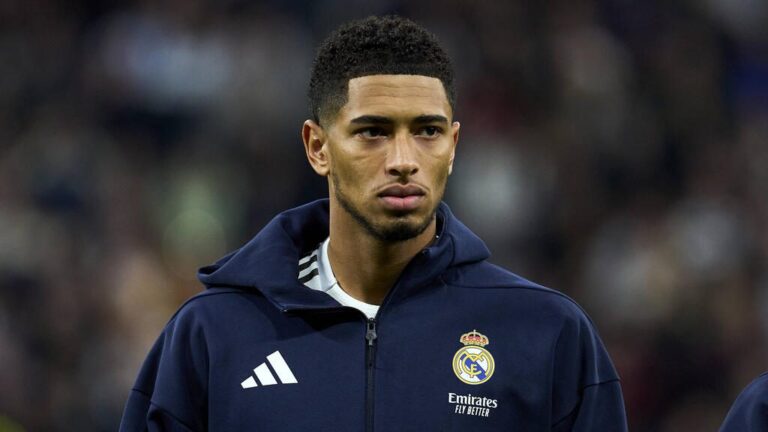 Jude Bellingham läuft im weißen Trikot von Real Madrid über den Platz