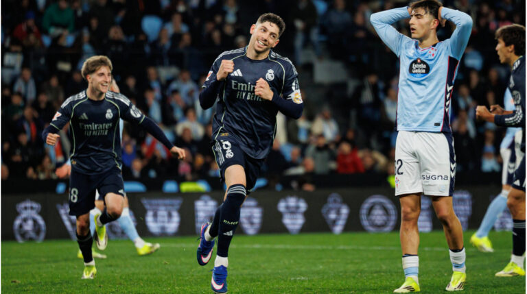 Federico Valverde jubelt nach seinem Siegtor für Real Madrid, im Hintergrund Trainer Álvaro Arbeloa an der Seitenlinie