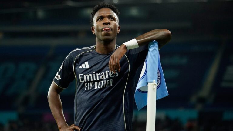 Schiedsrichter zeigt Bernardo Silva die Rote Karte im Champions-League-Spiel zwischen Manchester City und Real Madrid