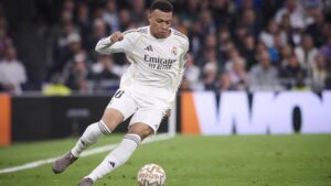Kylian Mbappé im Trikot von Real Madrid blickt entschlossen vor dem Champions-League-Spiel gegen den FC Bayern München