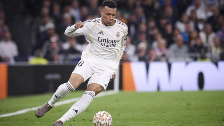 Kylian Mbappé im Trikot von Real Madrid blickt entschlossen vor dem Champions-League-Spiel gegen den FC Bayern München