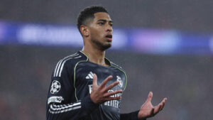 Jude Bellingham im Trikot von Real Madrid blickt nachdenklich auf das Spielfeld