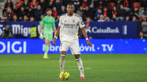 David Alaba im Trikot von Real Madrid blickt nachdenklich auf das Spielfeld