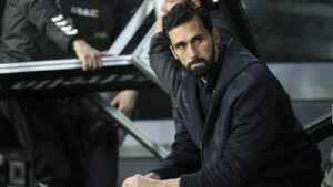 Ein nachdenklicher Álvaro Arbeloa gestikuliert an der Seitenlinie im Stadion von Real Madrid.