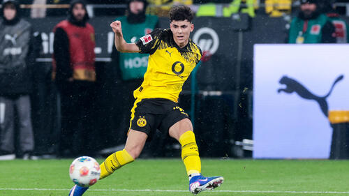 Samuele Inacio im Trikot von Borussia Dortmund am Ball