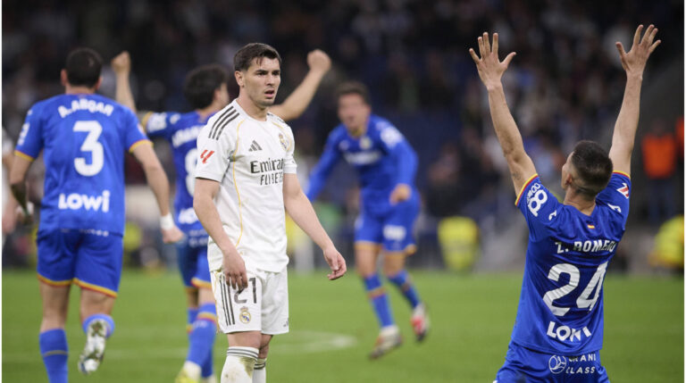 Enttäuschter Spieler von Real Madrid auf dem Rasen nach der Niederlage gegen Getafe