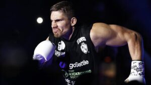 Rico Verhoeven und Oleksandr Usyk stehen sich vor dem Boxkampf im Ring gegenüber