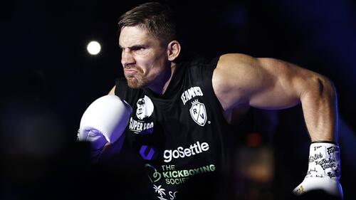 Rico Verhoeven und Oleksandr Usyk stehen sich vor dem Boxkampf im Ring gegenüber