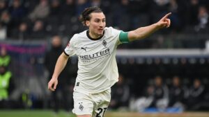 Rocco Reitz im Trikot von Borussia Mönchengladbach mit der Kapitänsbinde am Arm