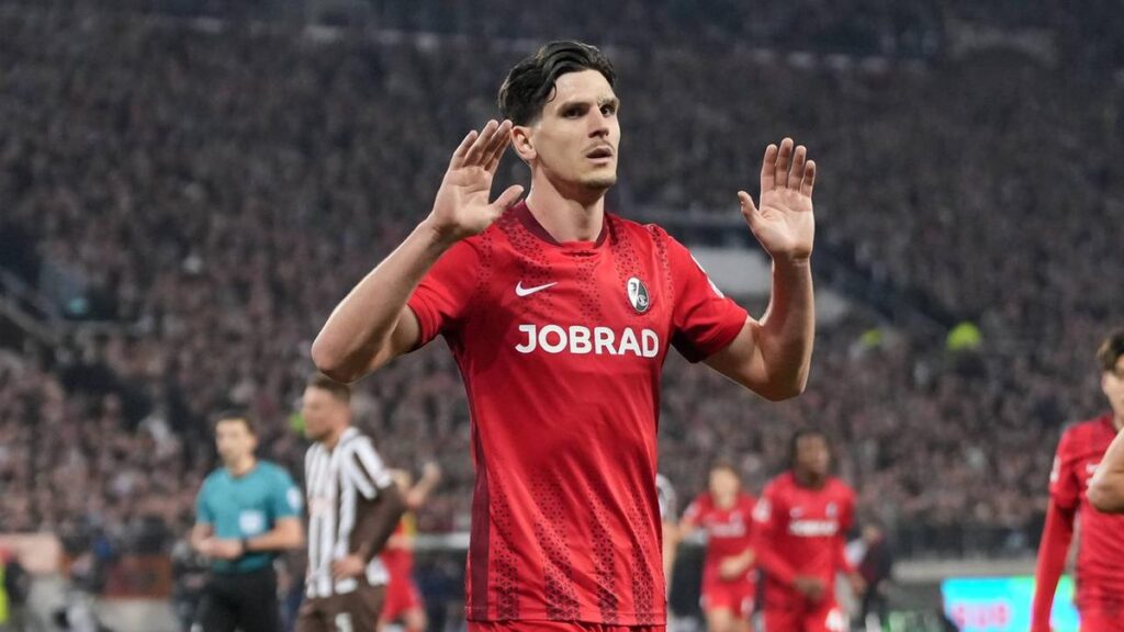 Igor Matanovic vom SC Freiburg bejubelt eines seiner beiden Tore im Bundesliga-Spiel gegen den FC St. Pauli