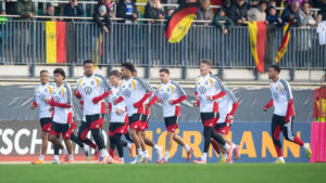 Torhüter Noah Atubolu vom SC Freiburg auf dem Spielfeld