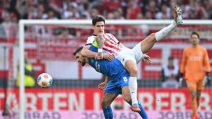 Spieler des SC Freiburg und Bayer Leverkusen im Zweikampf während des Bundesliga-Spiels