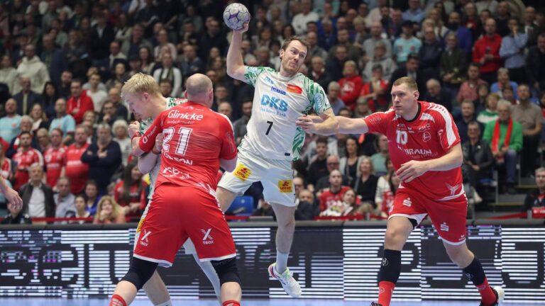 Felix Claar vom SC Magdeburg beim Sprungwurf gegen die Abwehr der MT Melsungen