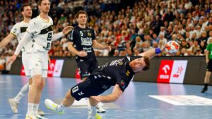 Handballspieler Johannes Golla im Trikot der SG Flensburg-Handewitt am Ball