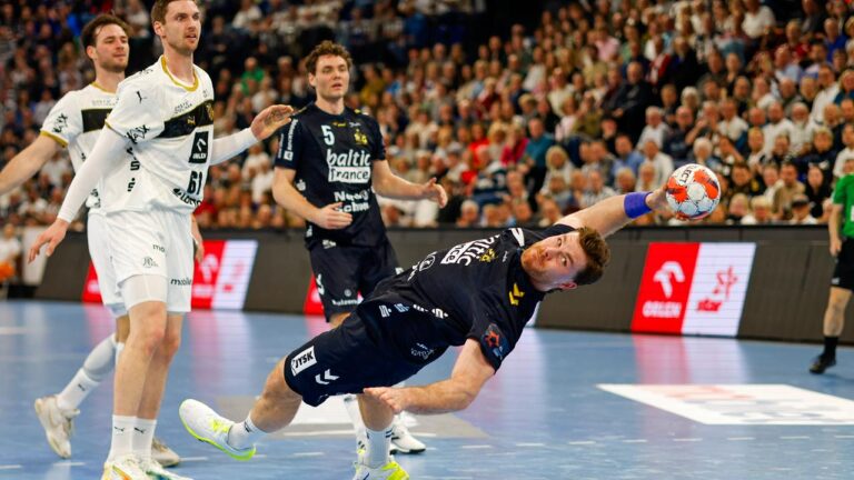Handballspieler Johannes Golla im Trikot der SG Flensburg-Handewitt am Ball