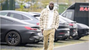 Romelu Lukaku im Trikot der SSC Neapel blickt enttäuscht auf das Spielfeld