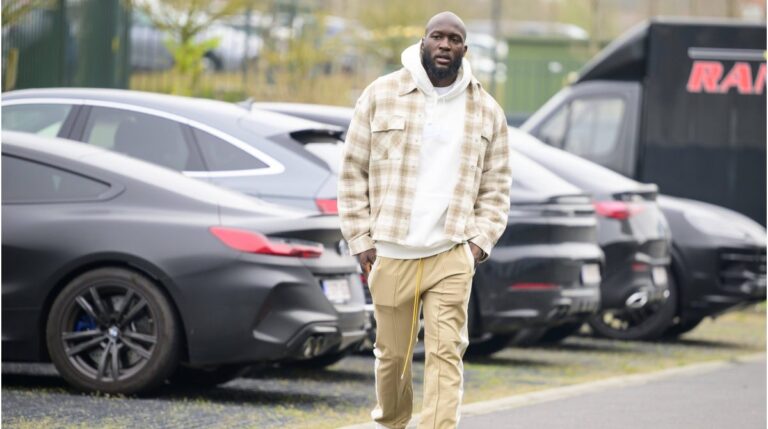 Romelu Lukaku im Trikot der SSC Neapel blickt enttäuscht auf das Spielfeld