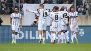 Jubelnde Spieler des SV Elversberg nach einem Treffer gegen Arminia Bielefeld in der 2. Bundesliga.