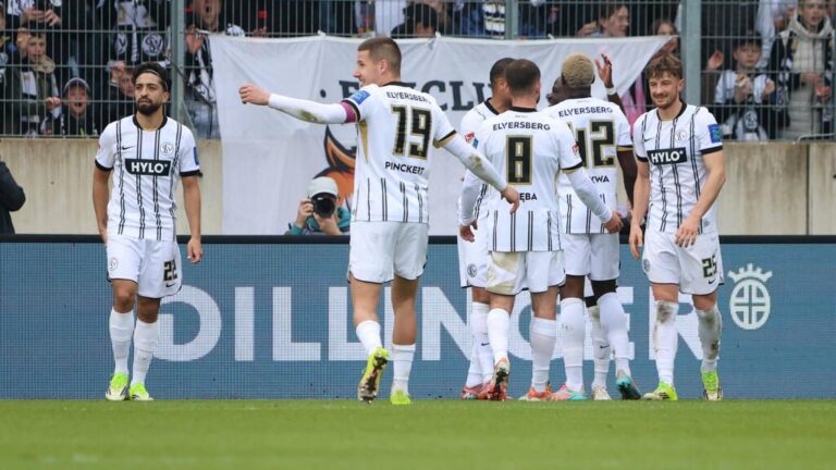 Jubelnde Spieler des SV Elversberg nach einem Treffer gegen Arminia Bielefeld in der 2. Bundesliga.