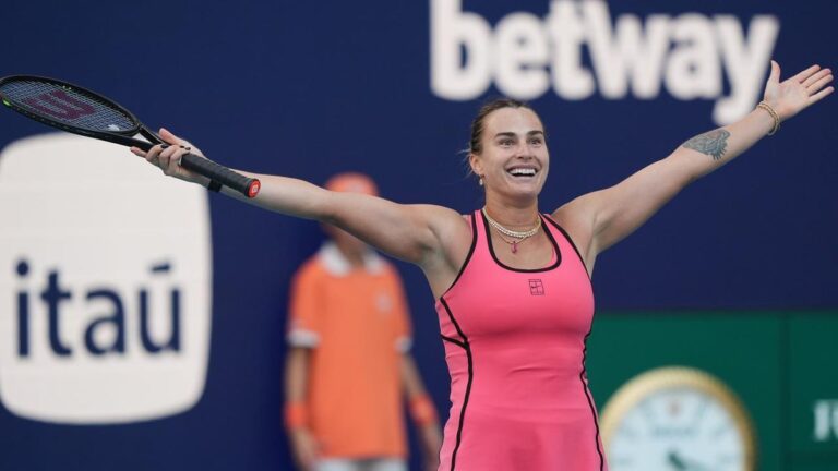 Aryna Sabalenka bejubelt den Sieg im Finale der Miami Open gegen Coco Gauff auf dem Tennisplatz im Hard Rock Stadium