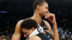 Victor Wembanyama im Trikot der San Antonio Spurs zeigt sich emotional auf dem Spielfeld