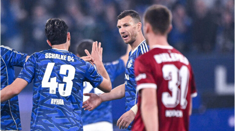 Edin Dzeko jubelt im Trikot von Schalke 04 nach seinem Führungstor gegen Arminia Bielefeld