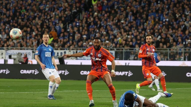 Spieler von Schalke 04 und Darmstadt 98 kämpfen im Zweitliga-Topspiel intensiv um den Ball