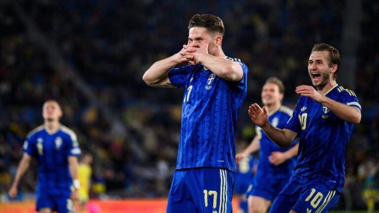 Schwedens Stürmer Viktor Gyökeres jubelt über sein Tor im WM-Playoff-Spiel gegen die Ukraine