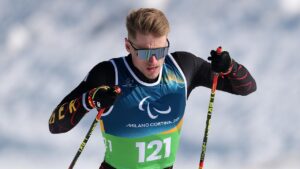 Sebastian Marburger bejubelt seine Silbermedaille im Langlauf-Sprint bei den Paralympics