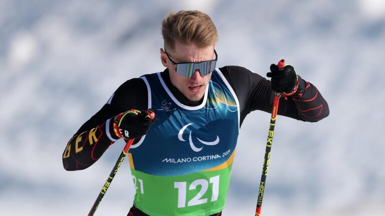 Sebastian Marburger bejubelt seine Silbermedaille im Langlauf-Sprint bei den Paralympics