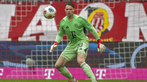 Jonas Urbig im Torwart-Trikot des FC Bayern München während eines Bundesliga-Spiels
