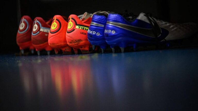 Eine leere Umkleidekabine im Fußballstadion, symbolisch für den Vertrauensbruch beim SCR Altach