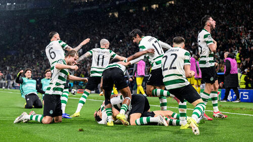 Jubelnde Spieler von Sporting Lissabon im strömenden Regen nach einem Tor in der Champions League gegen Bodö/Glimt