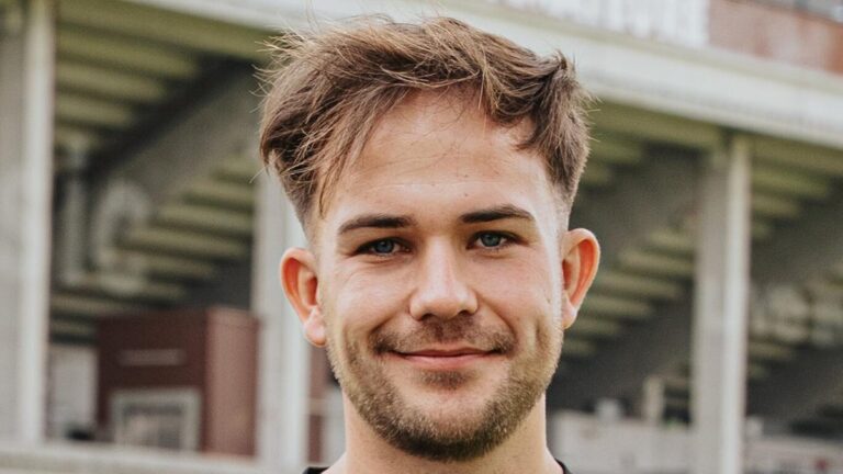 Christian Dobrick im Trainingsanzug des FC St. Pauli konzentriert am Rand eines Fußballfeldes