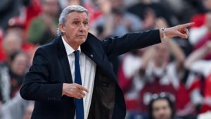 Svetislav Pesic als Cheftrainer des FC Bayern München am Spielfeldrand
