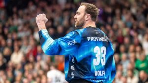 Torhüter Andreas Wolff vom THW Kiel ballt nach einer Parade jubelnd die Faust