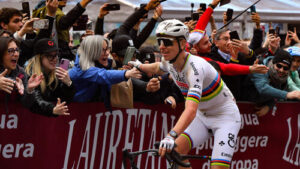Tadej Pogacar im Weltmeistertrikot jubelt bei der Zieleinfahrt der Strade Bianche auf der Piazza del Campo