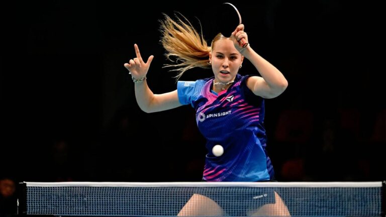 Tischtennis-Spielerin Annett Kaufmann fokussiert und konzentriert während eines Turniers in der Halle